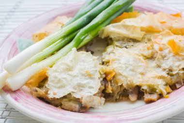 Tabakta mantar dolu el turtası