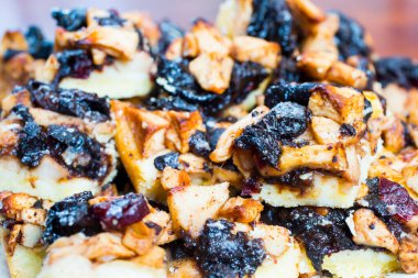 Meyveli kek ve tahta tahtada elmalar, seçici odak, yakın plan.