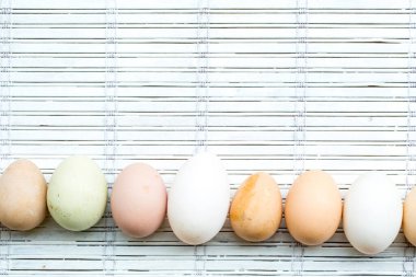 Bir Kaz yumurtası, Ördek yumurtası, Tavuk yumurtası ve Gine Fowls yumurtası.