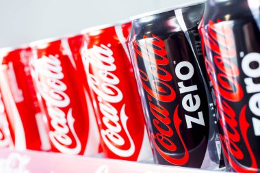 Coca Cola kutularını kapat.