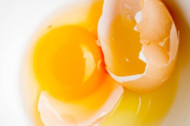 kırık yumurta bir kapta