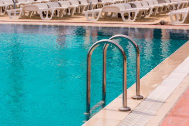 Demir merdivenli yüzme havuzu