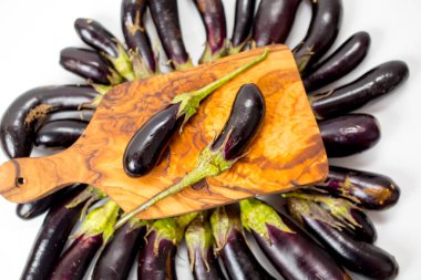 beyaz arkaplanda mor patlıcanlar