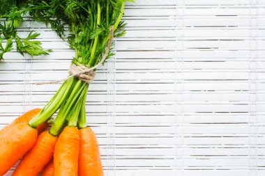 havuç beyaz zemin üzerine taze hasat demet