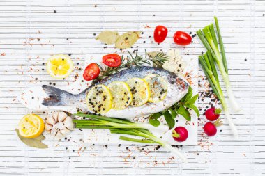 Limonlu taze çiğ solungaç balıklar, otlar, tahta tahtada tuz, beyaz ahşap arka plan. Sağlıklı gıda konsepti. Yiyecek çerçevesi. Balık gübresi.