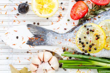 Limonlu taze çiğ solungaç balıklar, otlar, tahta tahtada tuz, beyaz ahşap arka plan. Sağlıklı gıda konsepti. Yiyecek çerçevesi. Balık gübresi.