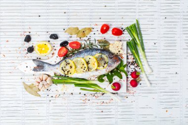 Limonlu taze çiğ solungaç balıklar, otlar, tahta tahtada tuz, beyaz ahşap arka plan. Sağlıklı gıda konsepti. Yiyecek çerçevesi. Balık gübresi.