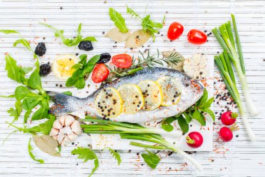 Limonlu taze çiğ solungaç balıklar, otlar, tahta tahtada tuz, beyaz ahşap arka plan. Sağlıklı gıda konsepti. Yiyecek çerçevesi. Balık gübresi.