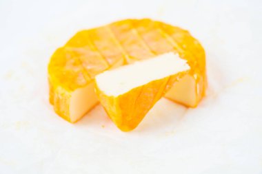 Küflü yumuşak sarı peynir.