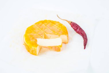 portakal küflü peynir ve kırmızı biber.