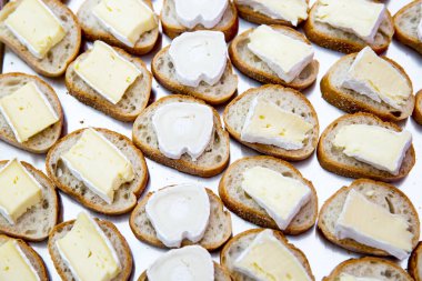 Brie peynirli ekmek dilimleri