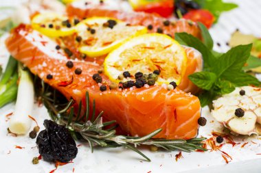 Çiğ somon fileto, baharatlar ve sebzeler beyaz tabakta. Üstten Görünüm.