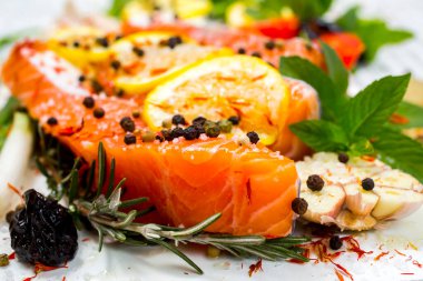 Çiğ somon fileto, baharatlar ve sebzeler beyaz tabakta. Üstten Görünüm.