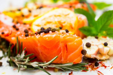 Çiğ somon fileto, baharatlar ve sebzeler beyaz tabakta. Üstten Görünüm.