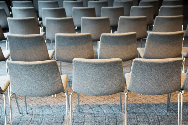 konferans salonunda boş sandalyeler