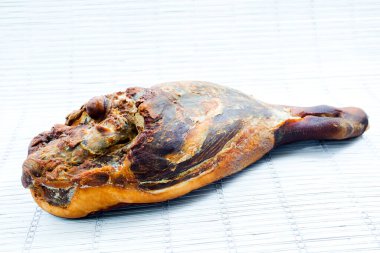 Jamon serrano. Beyaz ahşap bir güvertede İspanyol jambonu. Tütsülenmiş domuz