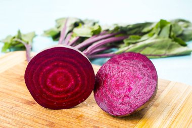 Mutfakta yemek pişirmek için genç pancarlar