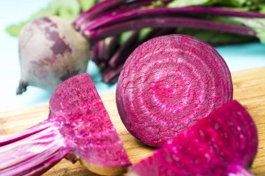 Mutfakta yemek pişirmek için genç pancarlar