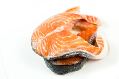 Zeytinyağlı taze çiğ somon filetosu.