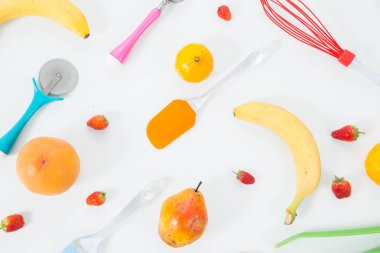 Meyve seti ve renkli mutfak eşyaları. Üst görünüm