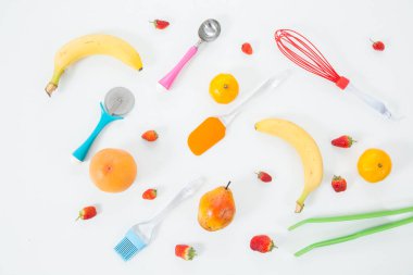 Meyve seti ve renkli mutfak eşyaları. Üst görünüm