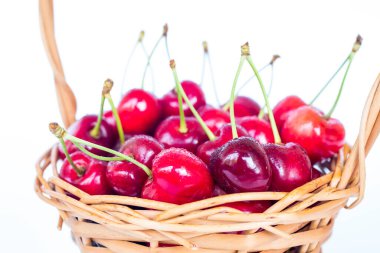 Beyaz arka planda izole edilmiş sepetteki kirazlar