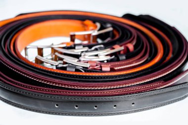 Bir arka planda erkek kemeri