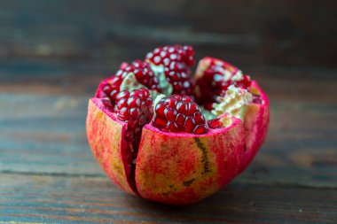 Ahşap bir zeminde izole edilmiş nar.