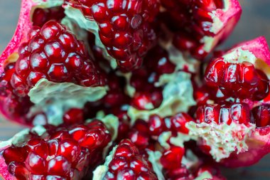 Ahşap bir zeminde izole edilmiş nar.