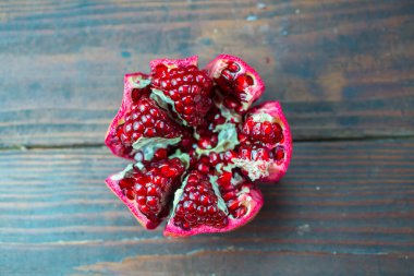 Ahşap bir zeminde izole edilmiş nar.