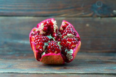 Ahşap bir zeminde izole edilmiş nar.