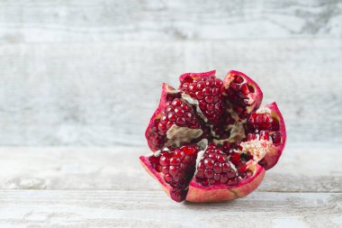 Ahşap bir zeminde izole edilmiş nar.