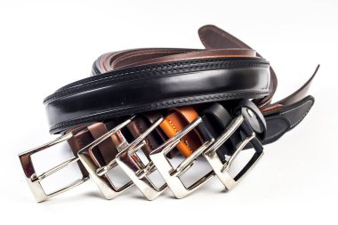 Beyaz arka plan üzerinde farklı Deri kemerler