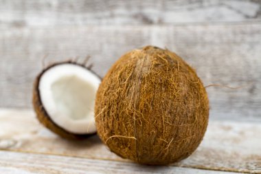 eski ahşap zemin üzerine Hindistan cevizi