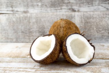 eski ahşap zemin üzerine Hindistan cevizi