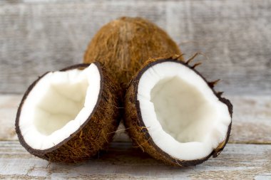 eski ahşap zemin üzerine Hindistan cevizi