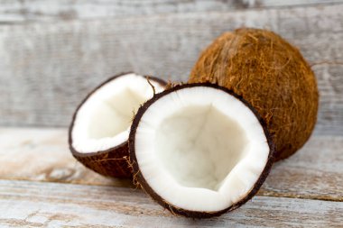 eski ahşap zemin üzerine Hindistan cevizi