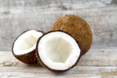 eski ahşap zemin üzerine Hindistan cevizi