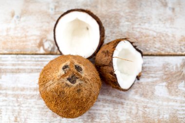 eski ahşap zemin üzerine Hindistan cevizi