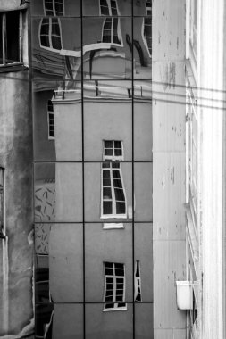 Modern cam cephesinde taş cephesinin yansıması. siyah beyaz fotoğraf