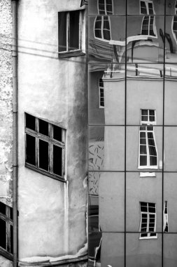 Modern cam cephesinde taş cephesinin yansıması. siyah beyaz fotoğraf