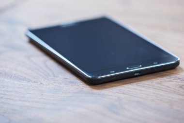 Ahşap arka planda modern akıllı telefon