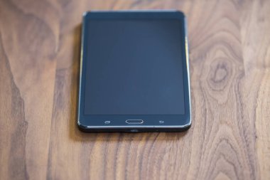 Ahşap arka planda modern akıllı telefon