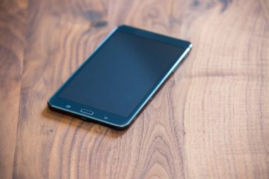 Ahşap arka planda modern akıllı telefon