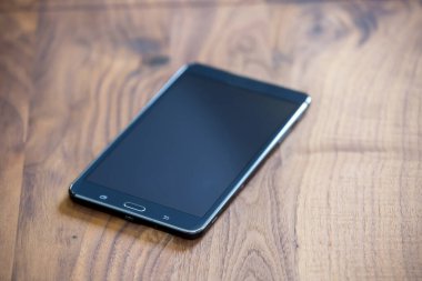 Ahşap arka planda modern akıllı telefon