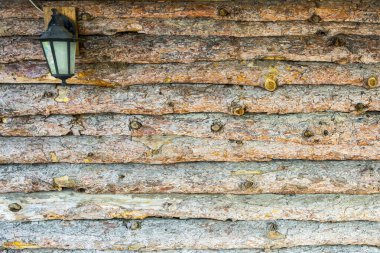 Kahverengi odunlar ve lambadan yapılmış büyük bir duvar. 