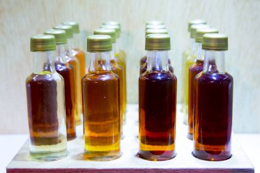 Bir sürü alkollü içki.