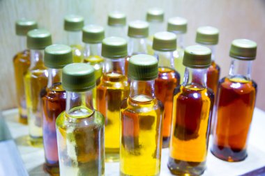 Bir sürü alkollü içki.