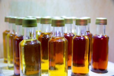 Bir sürü alkollü içki.