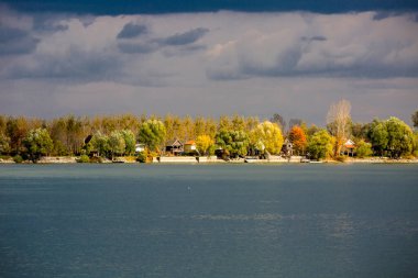 Nehir kıyısının sonbahar manzarası